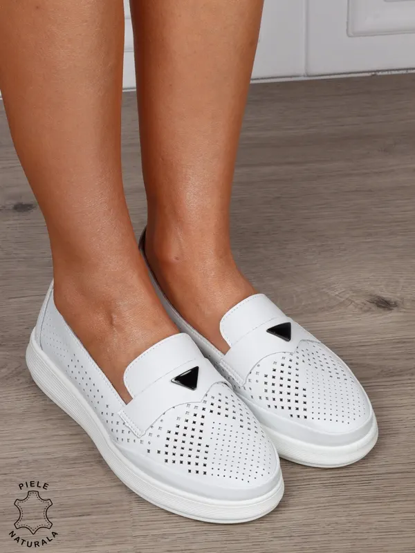 Mocasini Damă din Piele Naturală Perforata cu Accesoriu Metalic CRL1301 ALB