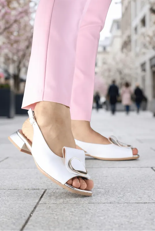 Pantofi cu Toc Mic si Accesoriu din Piele Alba - ELIN WHITE