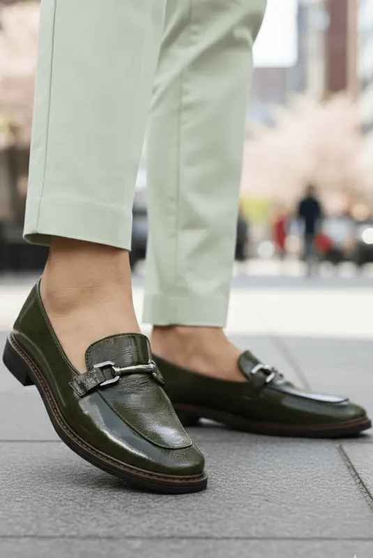 Pantofi gen Loafers din Piele Lac cu Accesoriu - LORE GREEN
