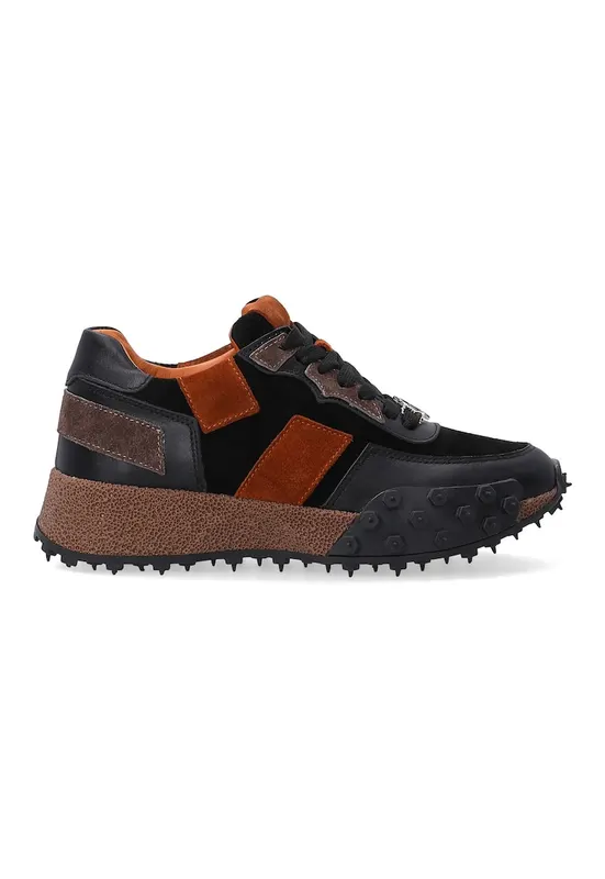 Pantofi sport cu crampoane
