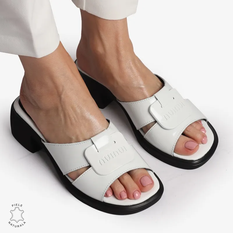 PAPUCI piele naturală CU CATARAMA IN FATA SI VARF DECUPAT CRL1407 ALB