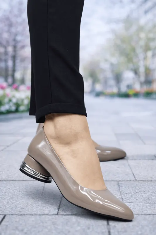 Pantofi Eleganti cu Toc Accesorizat din Piele Lacuita - VYA TAUPE
