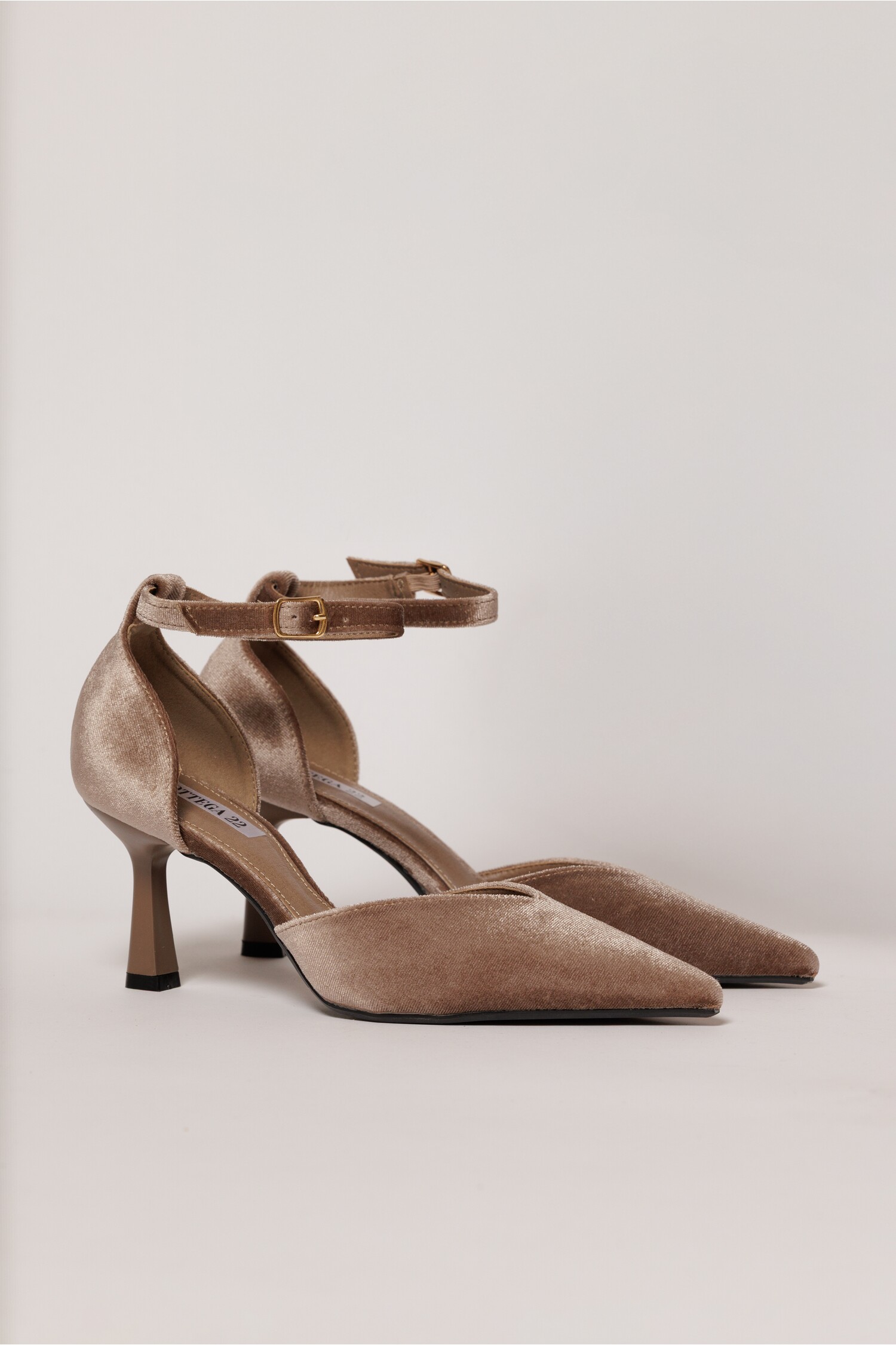 Pantofi eleganti beige cu aspect rafinat