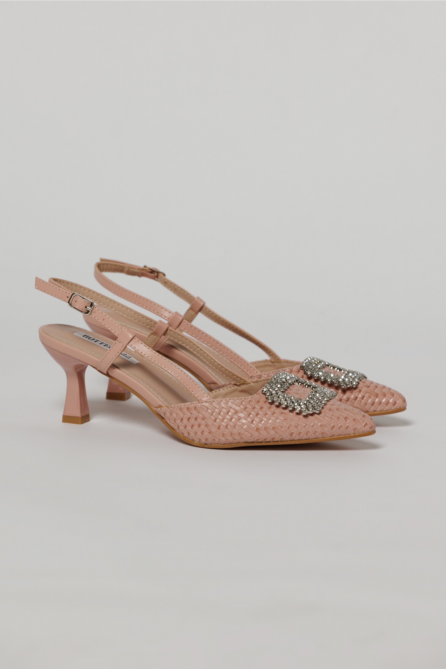 Pantofi roz cu finisaj impletit si accesoriu cu pietre stralucitoare